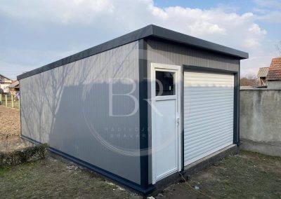 Montažna garaža od panela u silver boji sa antracit lajsnama, rolo vratima i pvc vratima, sa krovom na jednu vodu