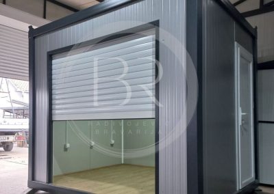 Modularni kontejner u silver boji sa antracit sivom konstrukcijom, rolo vratima i pvc vratima