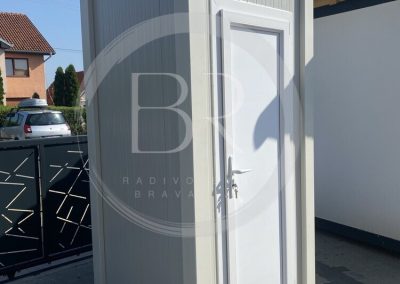Sanitarni kontejner u beloj boji