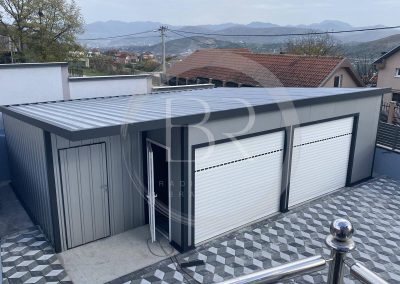 Montažna garaža od panela u silver boji sa antracit lajsnama i rolo vratima, sa krovom na jednu vodu