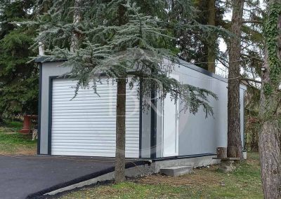 Montažna garaža od panela u silver boji sa antracit lajsnama i rolo vratima, sa krovom na jednu vodu