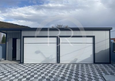 Montažna garaža od panela u silver boji sa antracit lajsnama i rolo vratima, sa krovom na jednu vodu
