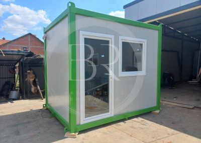 Modularni kontejner u beloj boji sa zelenom konstrukcijom, sa pvc vratima i prozorom