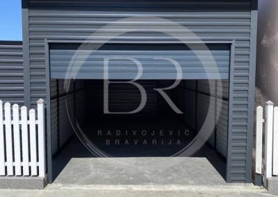 Montažna garaža od plastificiranog lima u antracit sivoj boji sa rolo vratima u antracit sivoj boji, sa krovom na jednu vodu