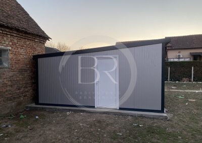 Montažna garaža od panela u silver boji sa antracit lajsnama, sa krovom na jednu vodu