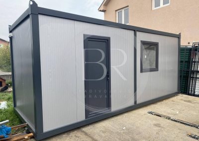 Modularni kontejner u silver boji sa antracit sivom konstrukcijom