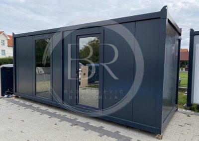 Modularni kontejner u antracit sivoj boji sa vratima od stopsol stakla