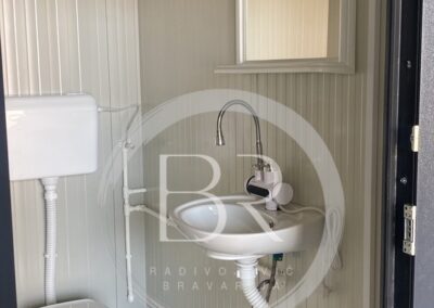 Wc šolja, lavabo, ogledalo, oprema sanitarnog kontejnera