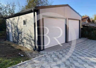 Montažna garaža od panela u silver boji sa antracit lajsnama i rolo vratima, sa krovom na dve vode