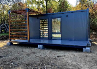 Modularni kontejner u antracit sivoj boji sa platformom