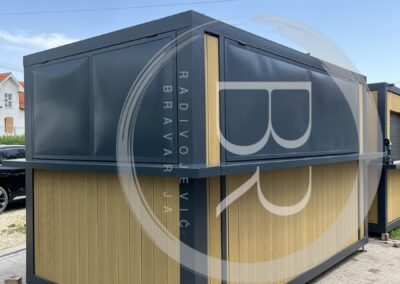 Modularni kontejner oblozen dekingom, namenjen za kiosk