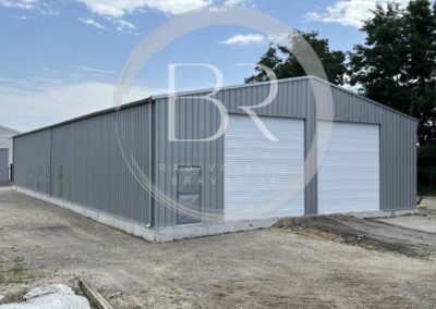 Hala dimenzija 40x13m od sendvic panela sa dvanaest metalnih vrata i dvoja rolo vrata