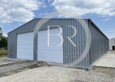Hala dimenzija 40x13m od sendvic panela sa dvanaest metalnih vrata i dvoja rolo vrata