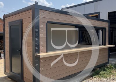 Modularni kontejner oblozen dekingom, namenjen za kiosk