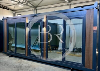 Modularni kontejner u antracit sivoj boji