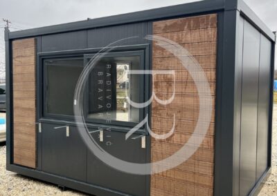 Modularni kontejner u antracit sivoj boji sa dekingom na prednjoj strani